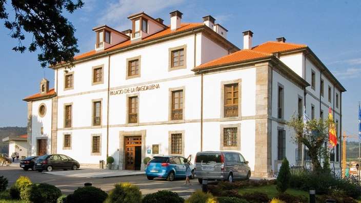 Ein weißes Gebäude mit der Aufschrift " palacio de la asturiana " darauf