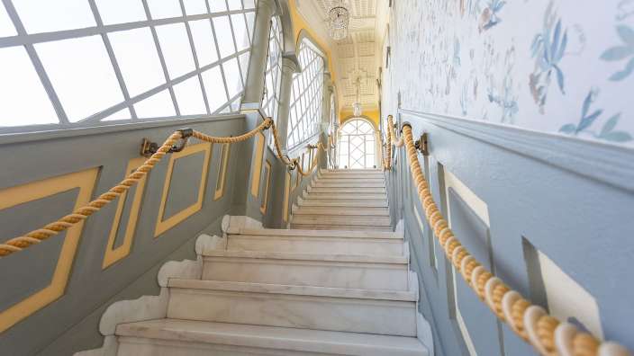 Eine Treppe mit gelbem Seil an der Handlauf