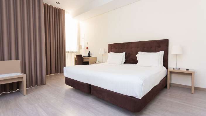 Ein Hotelzimmer mit einem Bett und einem Schreibtisch