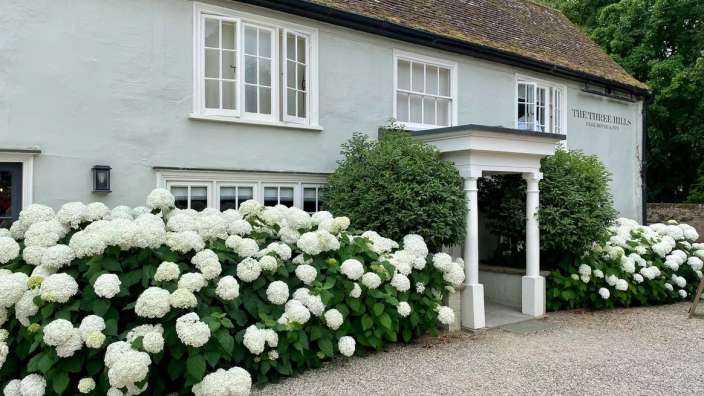 Ein Haus mit der Aufschrift " die drei Hügel " darauf