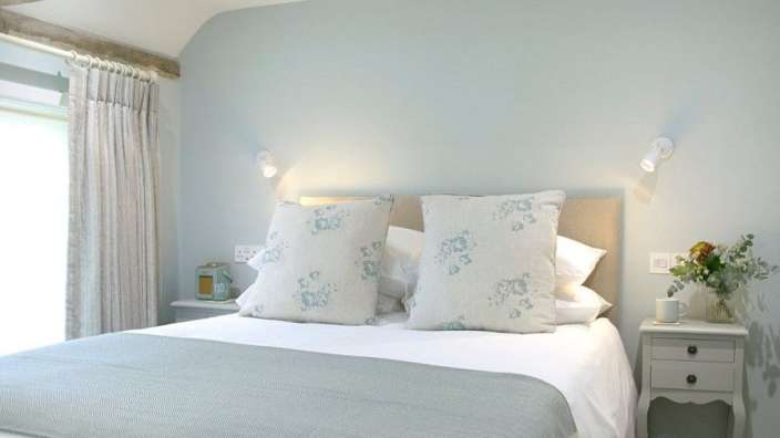 Ein Schlafzimmer mit einem Bett und einem Nachttisch