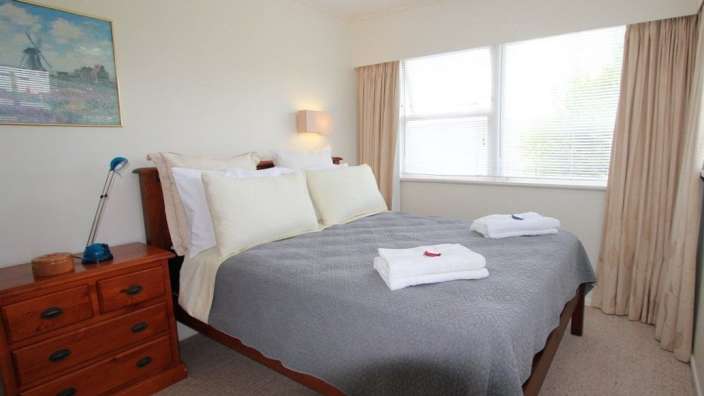 Ein Schlafzimmer mit einem Bett und einer Kommode