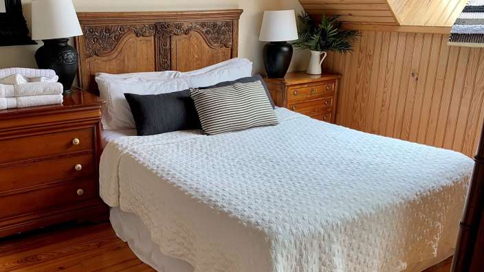 Ein Schlafzimmer mit einem Bett und zwei Nachttischen