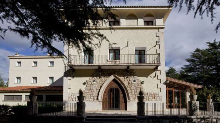 Ein großes weißes Gebäude mit einem Balkon davor