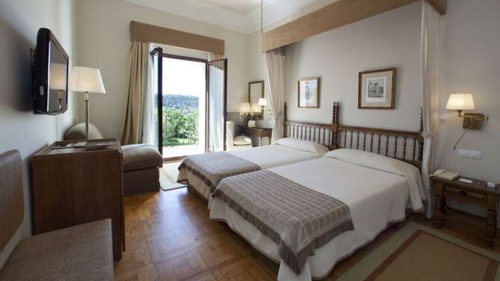 Ein Hotelzimmer mit zwei Betten und einem Fernseher