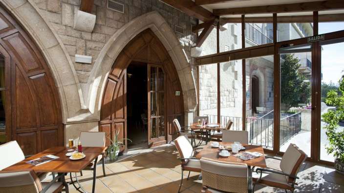 Tische und Stühle in einem Restaurant mit einem Schild, das sagt " salida "