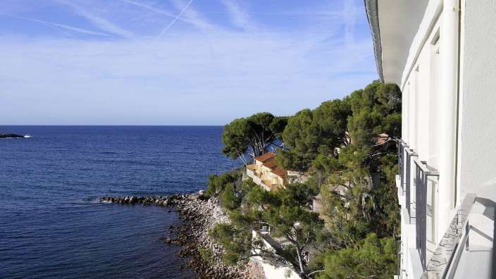 Ein weißes Gebäude mit Blick auf den Ozean