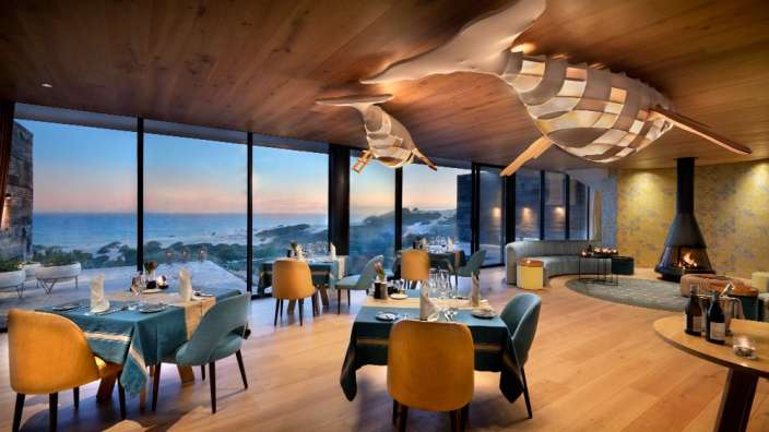 Ein Esszimmer mit vielen Tischen und Stühlen