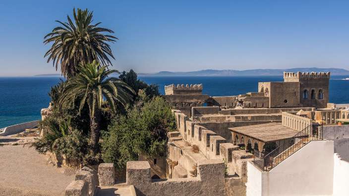 Marokko: Medina von Tanger Ein altes Gebäude mit Blick auf den Ozean