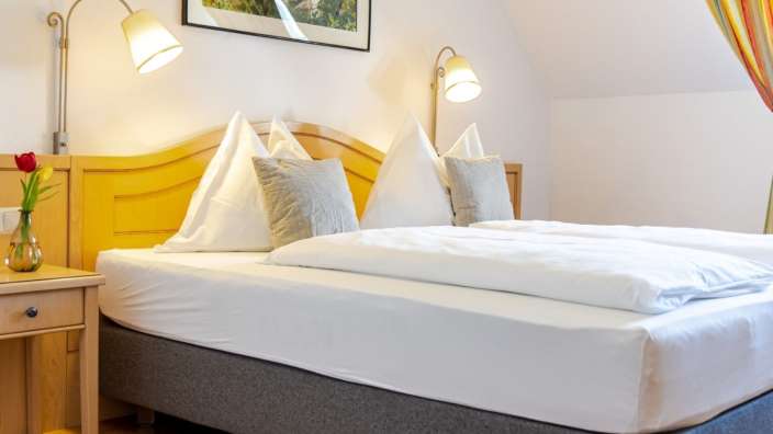 Ein Schlafzimmer mit einem Bett und einem Nachttisch