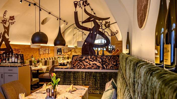In einem Restaurant steht eine Flasche wein neben einem Tisch