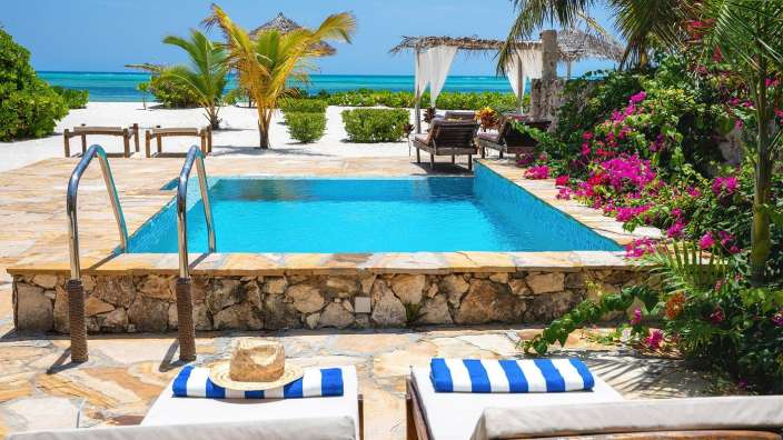 Ein großer Swimmingpool auf einer tropischen Insel