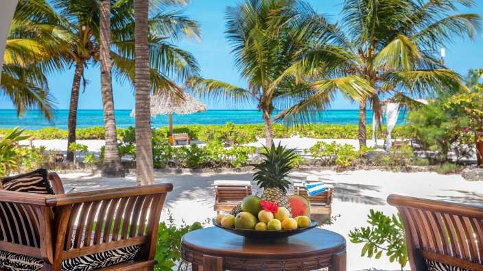 Ein Tisch mit einer Schüssel Obst darauf