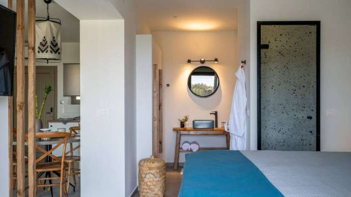 Ein Hotelzimmer mit einem Bett und einem Waschbecken