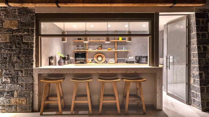 Eine Küche mit einer Bar und Holzhockern