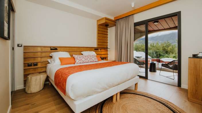 Ein Hotelzimmer mit einem Bett und einem Teppich