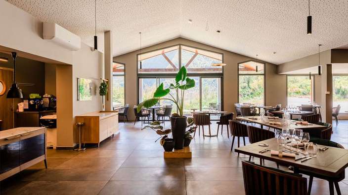 Ein Esszimmer mit vielen Tischen und Stühlen