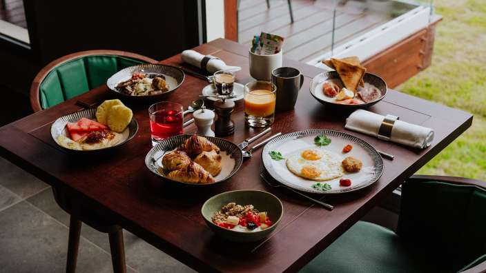 Ein Tisch mit verschiedenen Speisen und Getränken darauf