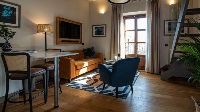 Ein Wohnzimmer mit einem Couchtisch und zwei Stühlen