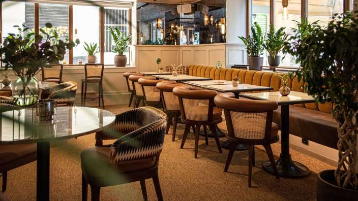 Ein Restaurant mit vielen Tischen und Stühlen