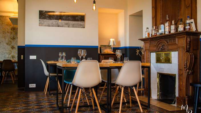 Ein Esszimmer mit einem Tisch und Stühlen und einem Kamin