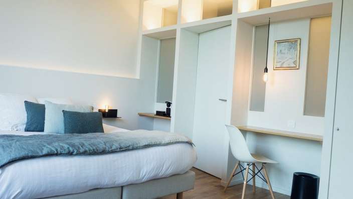 Ein Schlafzimmer mit einem Bett und einem Schreibtisch