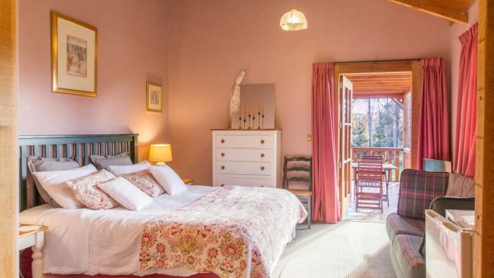 Ein Schlafzimmer mit einem Bett und einer Kommode