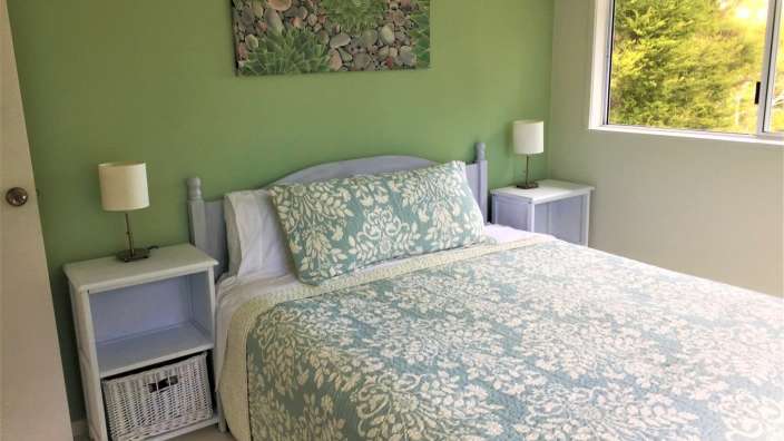 Ein Schlafzimmer mit einem Bett und zwei Nachttischen