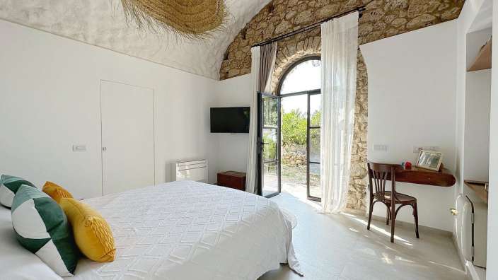 Ein Schlafzimmer mit einem Bett und einem Schreibtisch