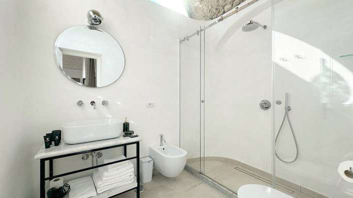 Ein Badezimmer mit einem Waschbecken und einer Toilette