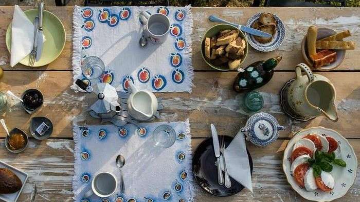 Ein tisch mit tellern und gläsern auf dem tisch