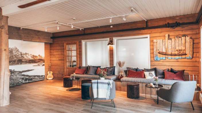 Ein Wohnzimmer mit vielen Möbeln und einem Gemälde an der Wand