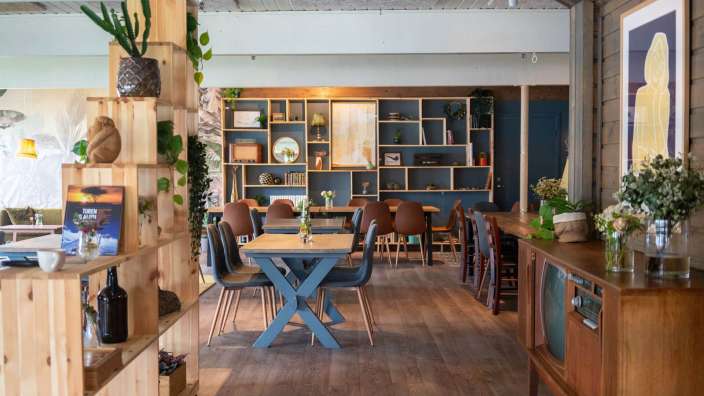 Ein Esszimmer mit einem Tisch und Stühlen und einem Bücherregal