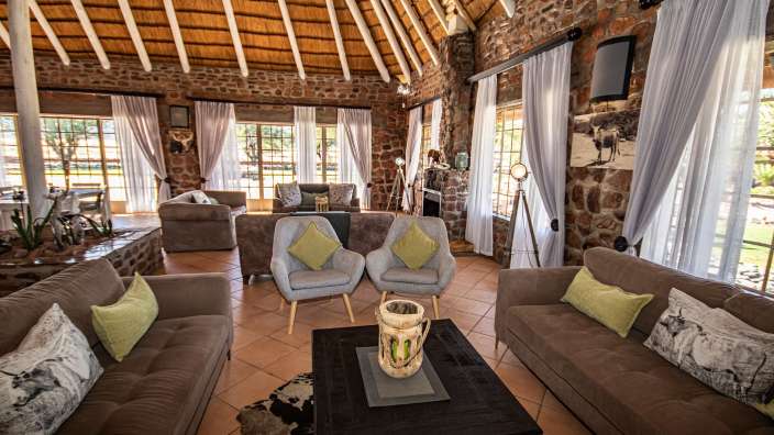 Ein Wohnzimmer mit vielen Möbeln und einem Strohdach