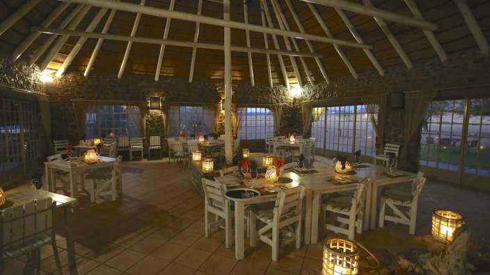 Ein großes Esszimmer mit weißen Tischen und Stühlen