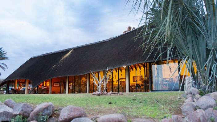 Ein Haus mit Strohdach und vielen Fenstern