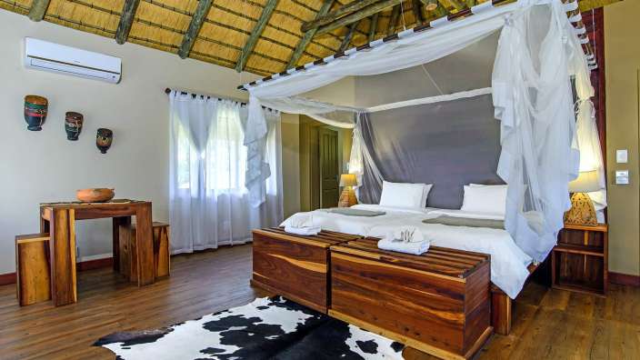 Ein Schlafzimmer mit einem Bett und einem Tisch