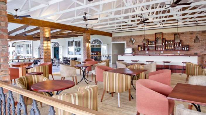 Ein Restaurant mit vielen Stühlen und Tischen