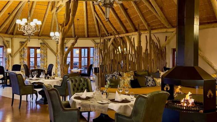 Ein Esszimmer mit Tisch und Stühlen und einem Kamin