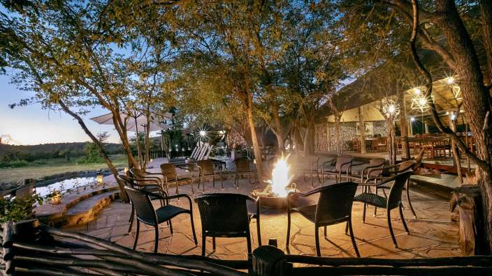 Eine Gruppe von Stühlen steht um ein Feuer herum