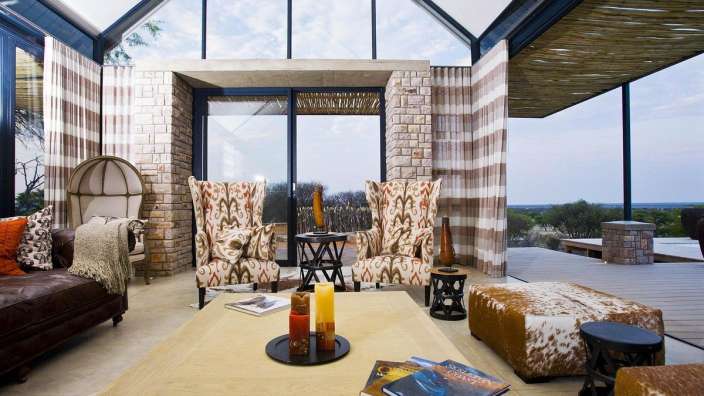 Ein Wohnzimmer mit einem Couchtisch und Stühlen