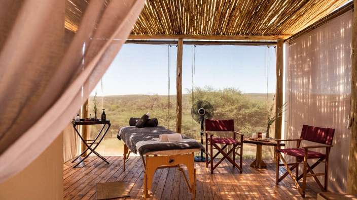 Ein Raum mit einem Tisch und Stühlen und einem Ventilator