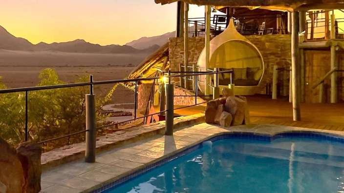 Ein großer Swimmingpool mit Blick auf die Berge