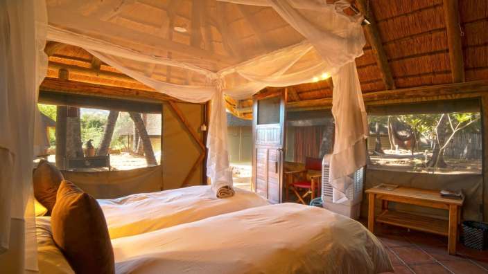 Ein Schlafzimmer mit einem Bett und einem Fenster