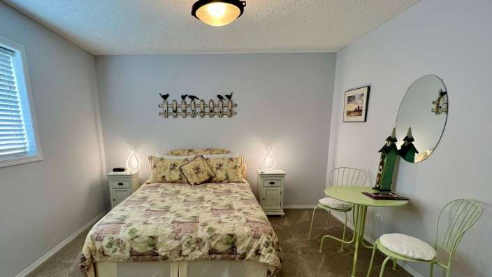 Ein Schlafzimmer mit einem Bett und einem Tisch