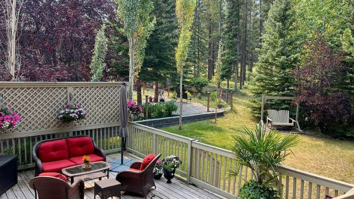 Ein Deck mit Möbeln und einem Hund darauf