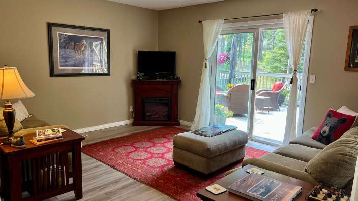 Ein Wohnzimmer mit einem Fernseher und einem Kamin