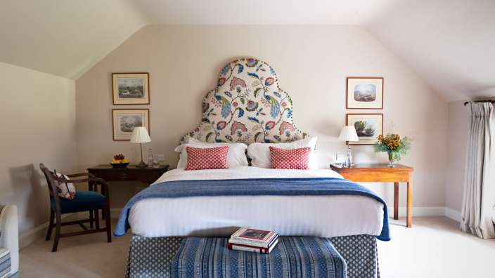Ein Schlafzimmer mit einem Bett und einem Schreibtisch