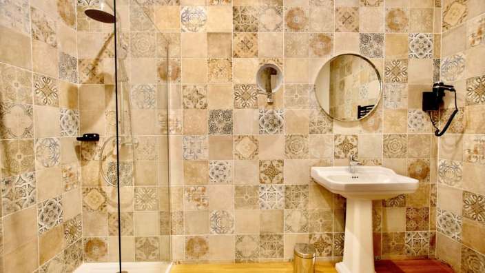 Ein Badezimmer mit einem Waschbecken und einer Dusche