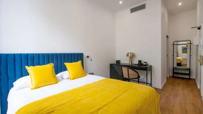 Ein Schlafzimmer mit einem Bett und einem Schreibtisch